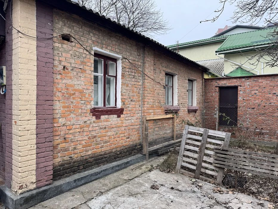 I will sell part of the house in the Urozhai market district