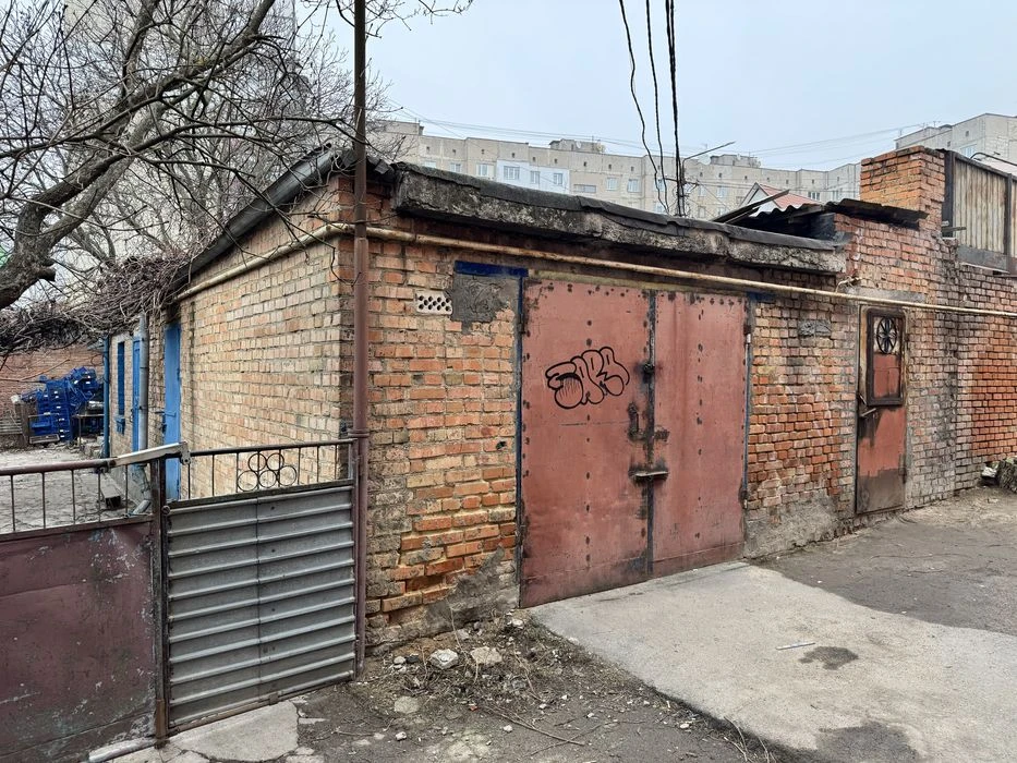 I will sell part of the house in the Urozhai market district