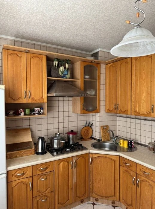 Selling a 3-room apartment on Kosmichnaya Street.