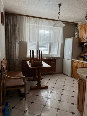 Selling a 3-room apartment on Kosmichnaya Street.