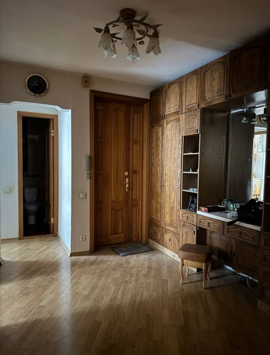 Selling a 3-room apartment on Kosmichnaya Street.