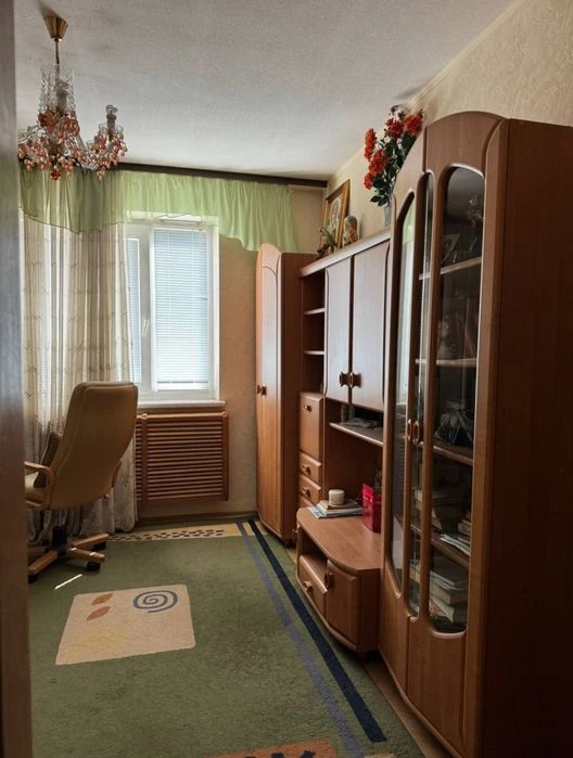 Selling a 3-room apartment on Kosmichnaya Street.