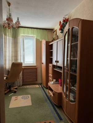 Selling a 3-room apartment on Kosmichnaya Street.