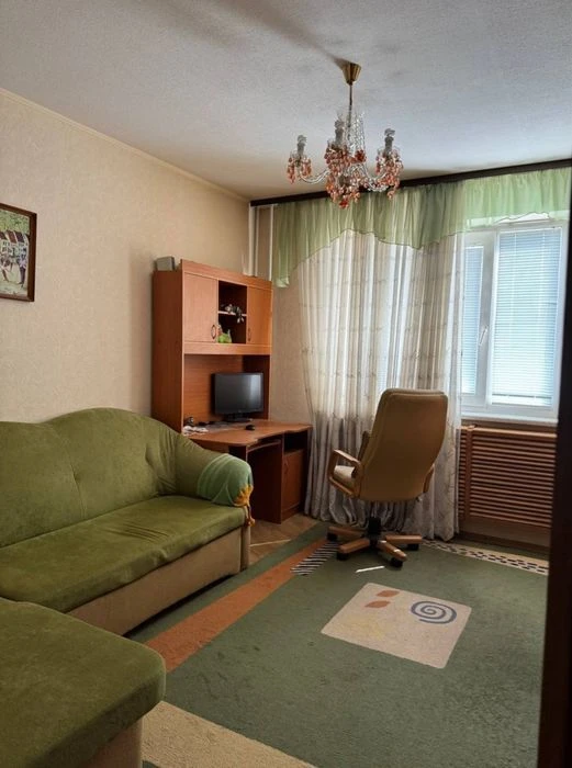 Selling a 3-room apartment on Kosmichnaya Street.