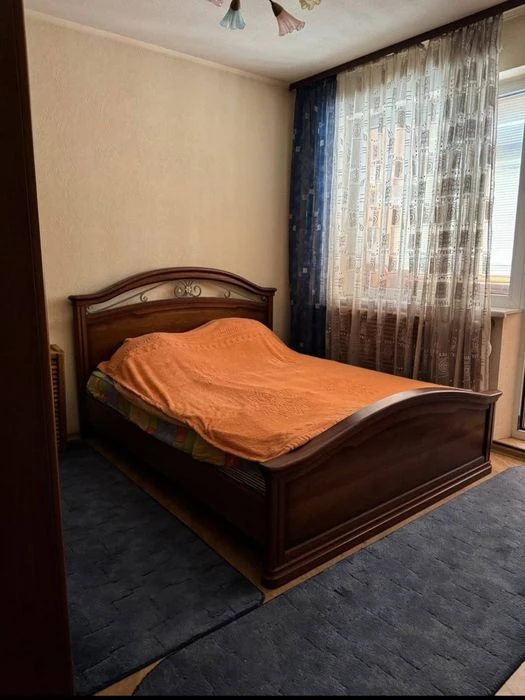 Selling a 3-room apartment on Kosmichnaya Street.