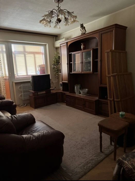 Selling a 3-room apartment on Kosmichnaya Street.