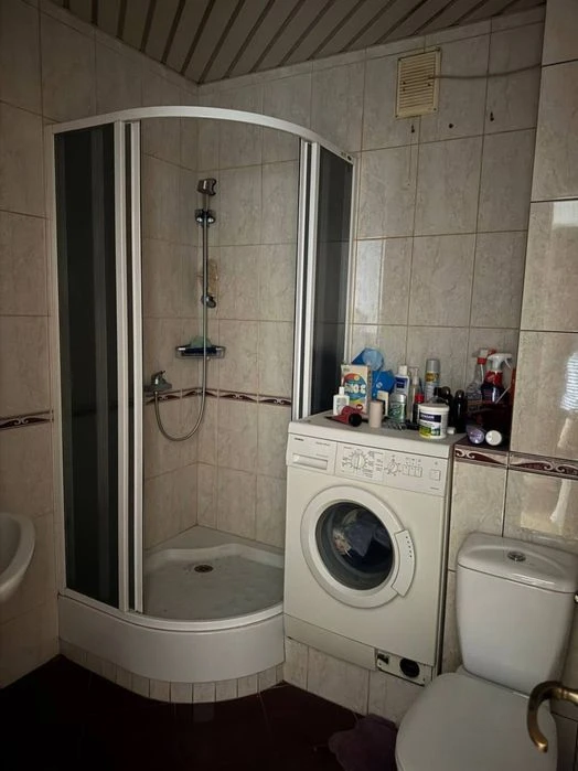 Selling a 3-room apartment on Kosmichnaya Street.