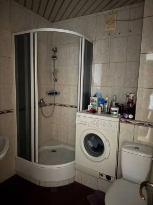 Selling a 3-room apartment on Kosmichnaya Street.