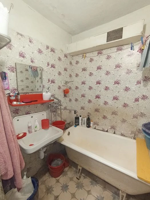 Selling 2-bedroom apartment, 7th floor, 14th floor, Kholodnaya Gora metro station, 10 minutes away.