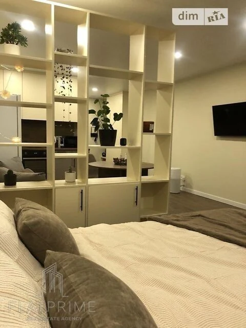 Metro Akademmistechko, Mudraka Street 1B. Residential complex 4U