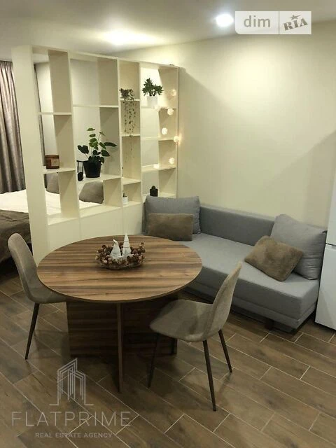 Metro Akademmistechko, Mudraka Street 1B. Residential complex 4U