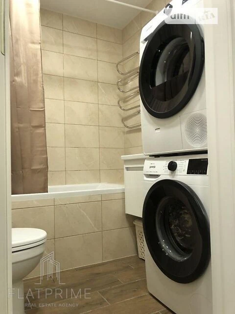 Metro Akademmistechko, Mudraka Street 1B. Residential complex 4U