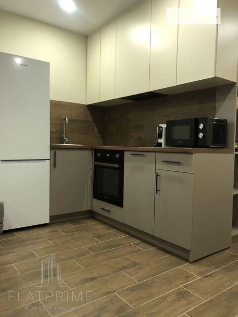 Metro Akademmistechko, Mudraka Street 1B. Residential complex 4U