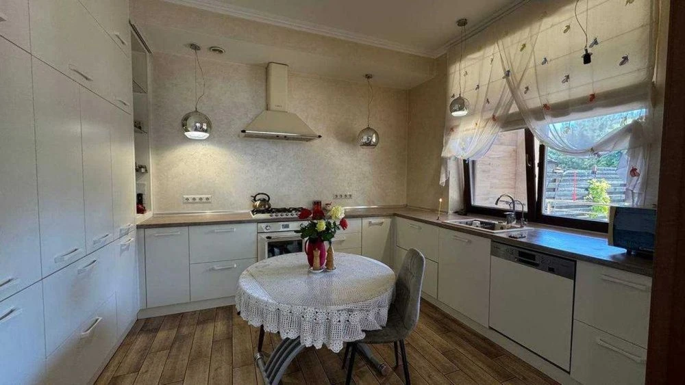 Продажа дома в Совиньоне, есть подвал!  257м², 4.2 сот