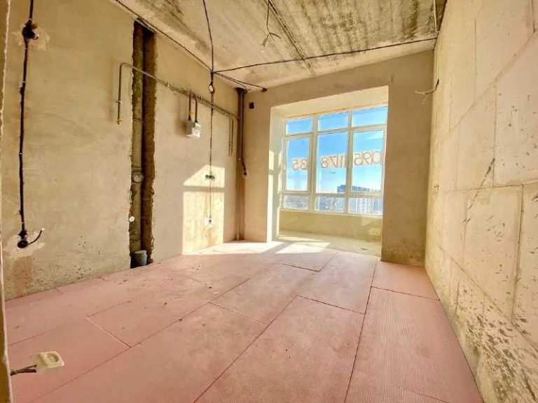 1-room apartment for rent!! Elevator works + electricity