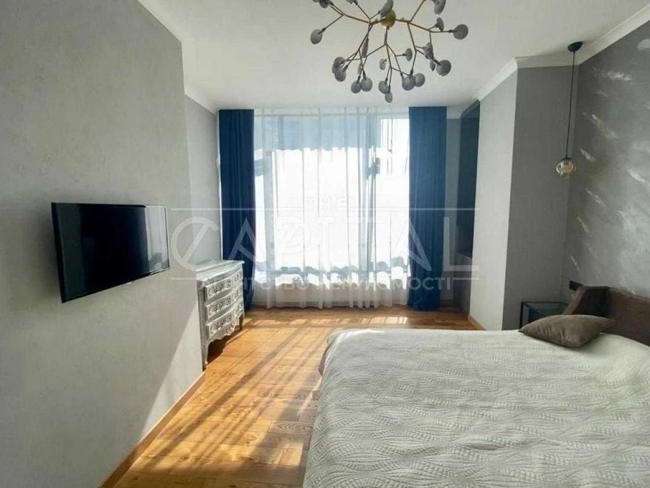 Premium 3-room, 102.7m² with designer renovation. Park Avenue VIP!