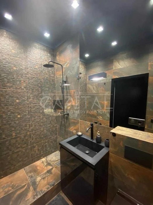 Premium 3-room, 102.7m² with designer renovation. Park Avenue VIP!