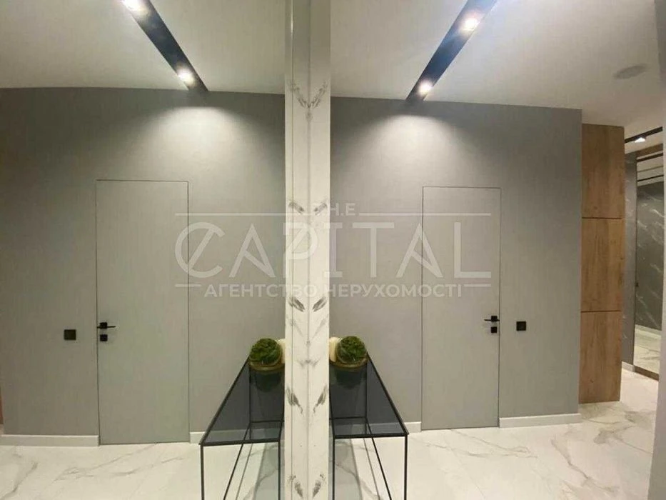 Premium 3-room, 102.7m² with designer renovation. Park Avenue VIP!