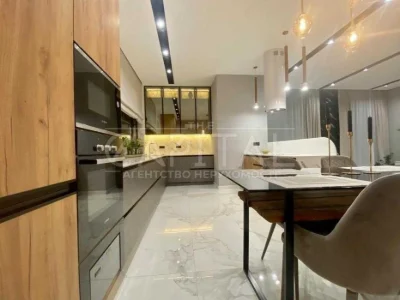 Premium 3-room, 102.7m² with designer renovation. Park Avenue VIP!
