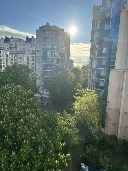 Продам квартиру в Мукачевском переулке 140м.
