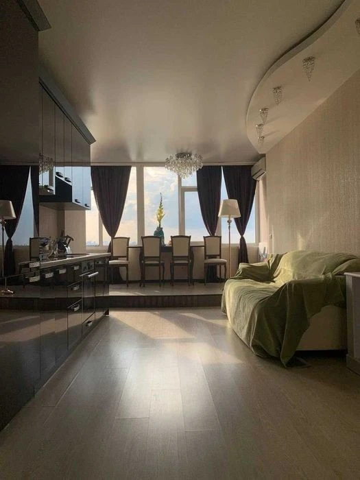 1-room apartment for sale, Revutskoho Street. Kharkivska Metro Station