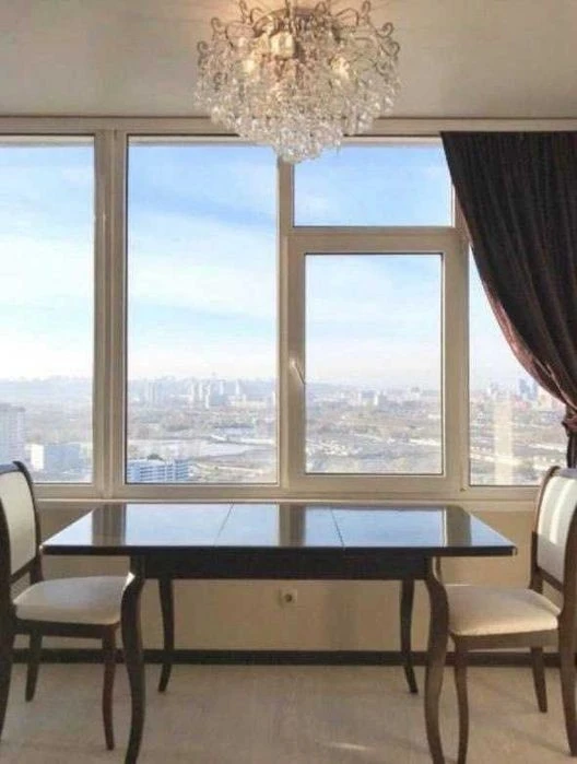 1-room apartment for sale, Revutskoho Street. Kharkivska Metro Station