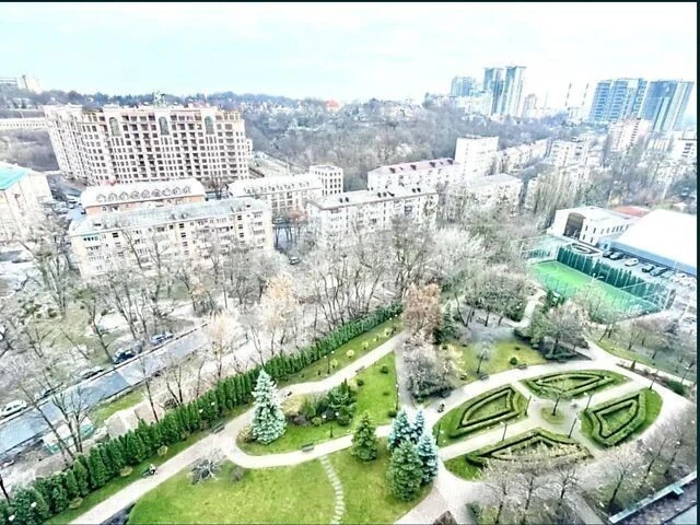 Sale of 3-room apartment 118 sq. m. on Andriy Verkhoglyada St. 20A •