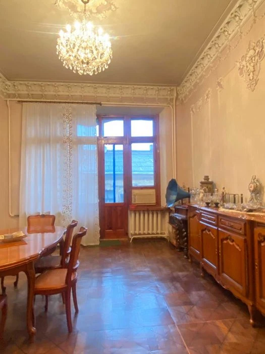 6-комнатная квартира в центре.