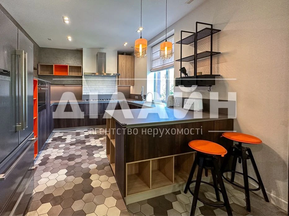 Уникальнаяя 2х Уровневая квартира 240 м2 с 2 паркоместами.