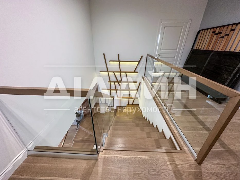 Уникальнаяя 2х Уровневая квартира 240 м2 с 2 паркоместами.