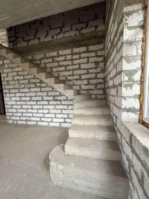Прекрасный дом в Совиньоне, внутри от строителей