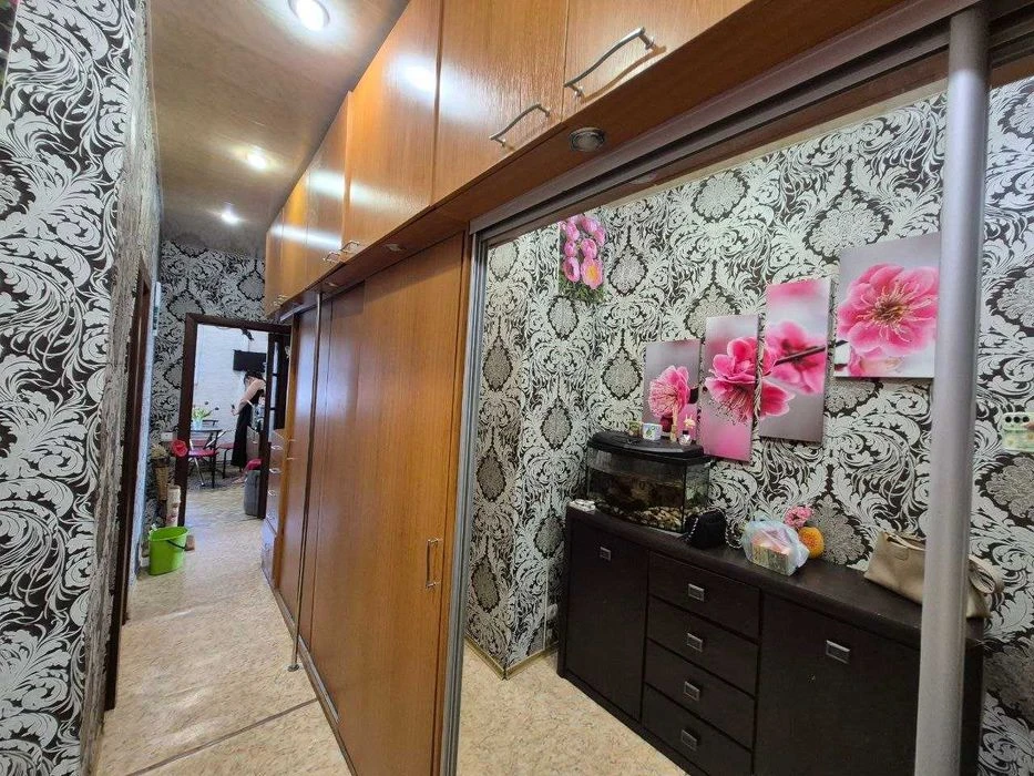 I will sell a 2-room apartment with gas on the ground floor (can be sold