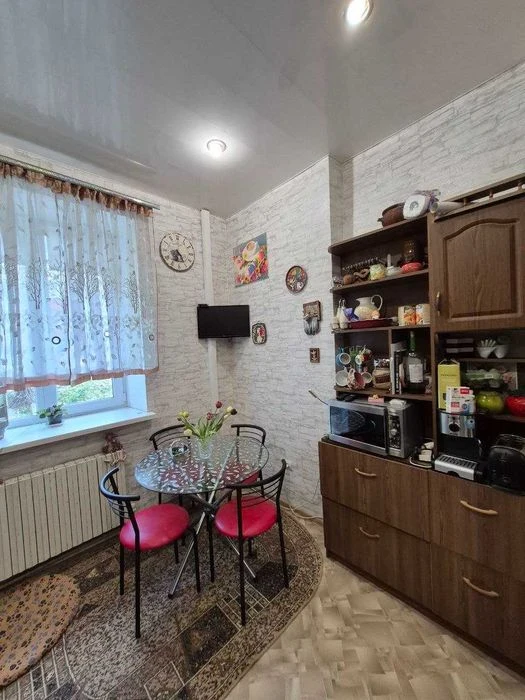 I will sell a 2-room apartment with gas on the ground floor (can be sold