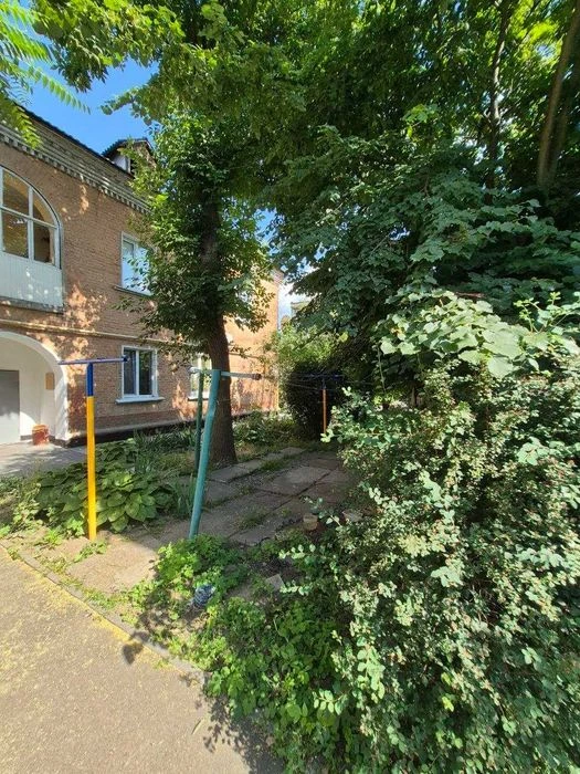 I will sell a 2-room apartment with gas on the ground floor (can be sold