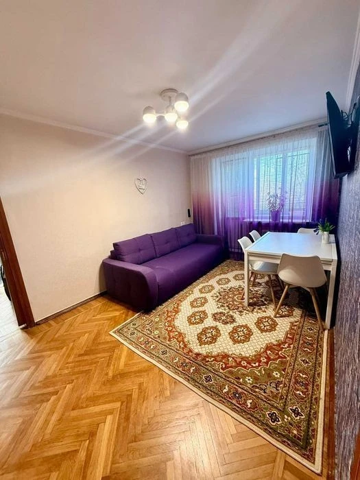 Three-room apartment Pechersk urgently for sale