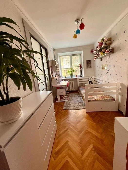 Three-room apartment Pechersk urgently for sale