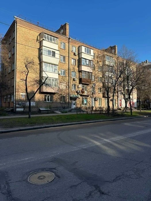 Three-room apartment Pechersk urgently for sale