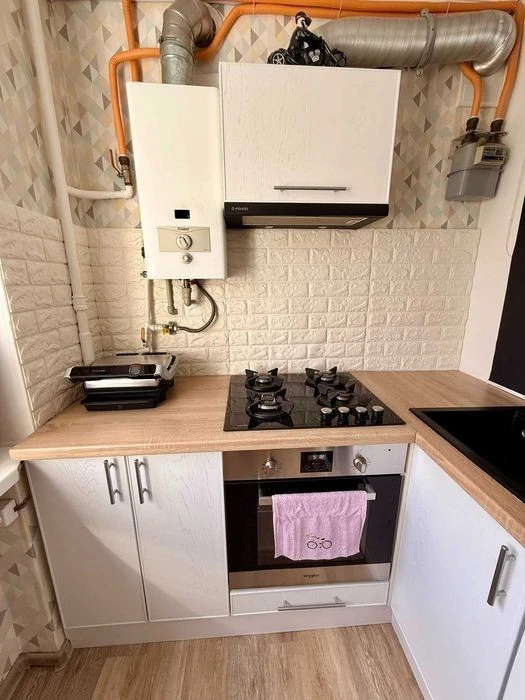 Three-room apartment Pechersk urgently for sale