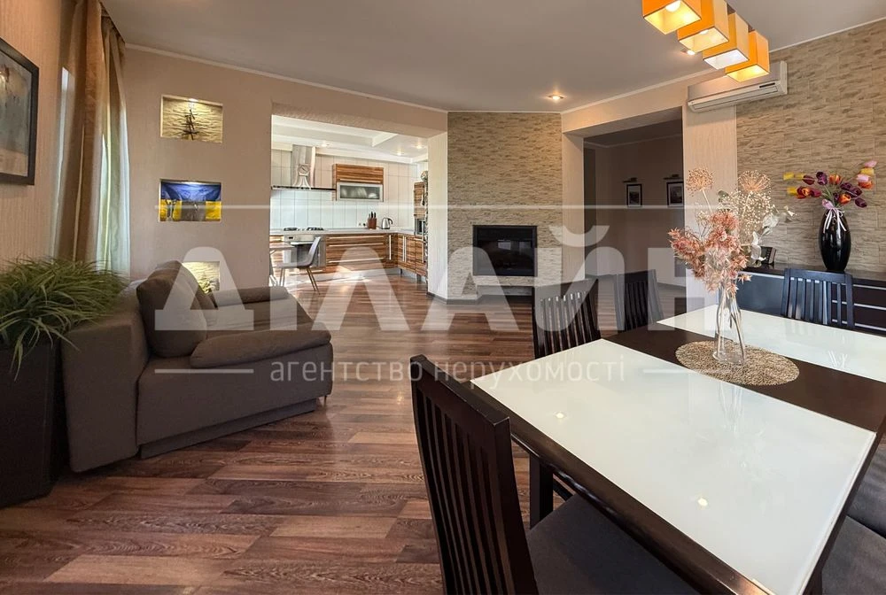 Beautiful house on Pravy 350 m2, 16 acres