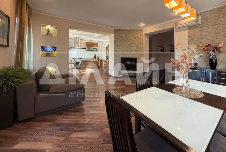 Beautiful house on Pravy 350 m2, 16 acres
