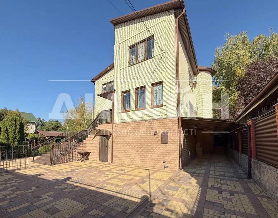 Beautiful house on Pravy 350 m2, 16 acres