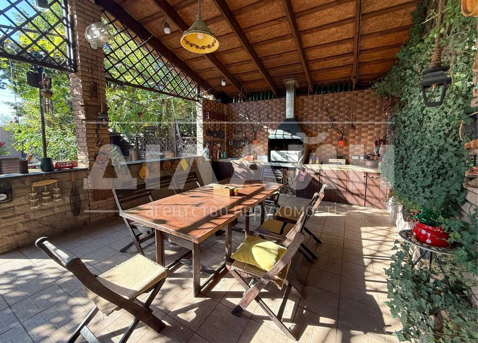 Beautiful house on Pravy 350 m2, 16 acres