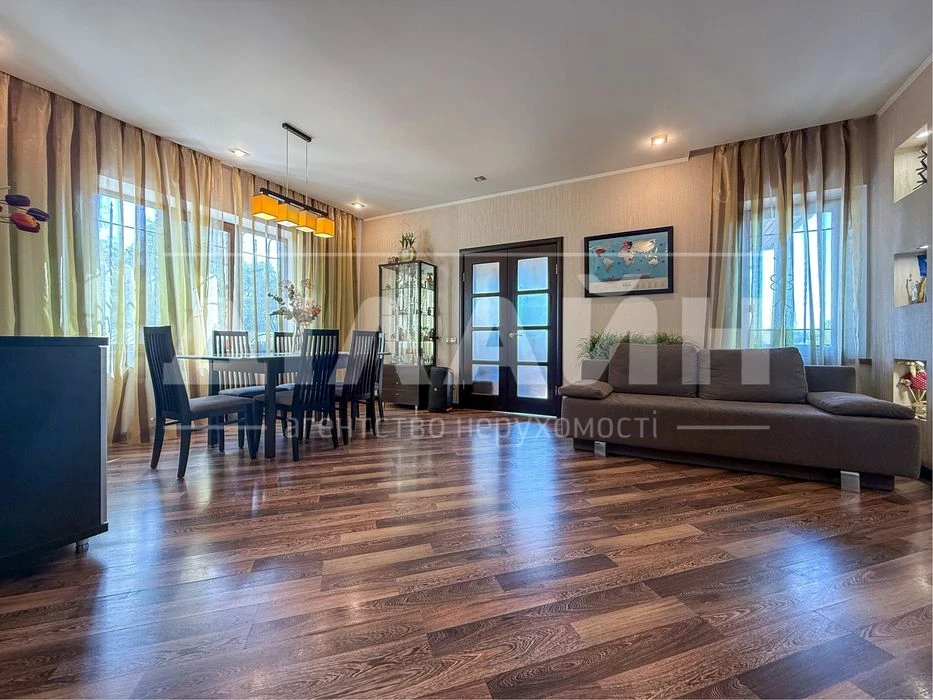 Beautiful house on Pravy 350 m2, 16 acres