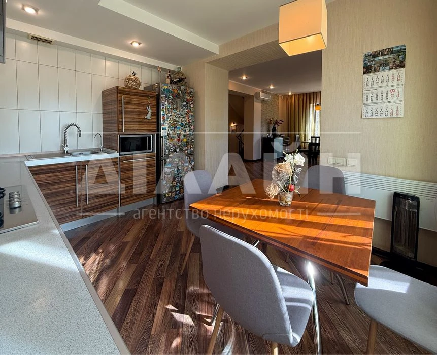 Beautiful house on Pravy 350 m2, 16 acres