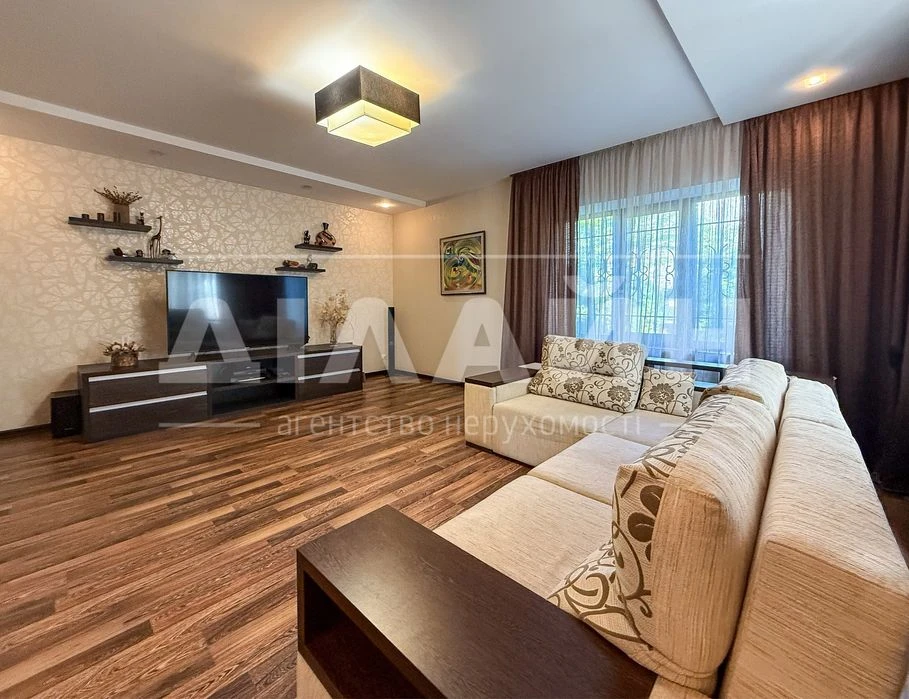 Beautiful house on Pravy 350 m2, 16 acres