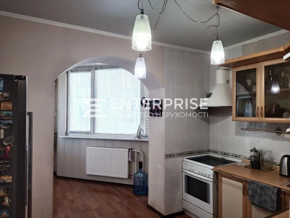 For sale 3-room apartment with renovation near Poznyaki metro station, Dragomanova street