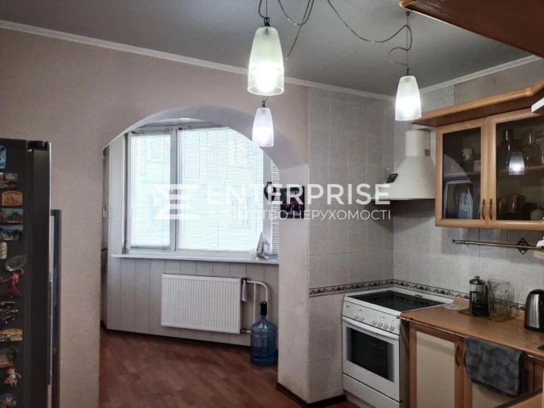 For sale 3-room apartment with renovation near Poznyaki metro station, Dragomanova street