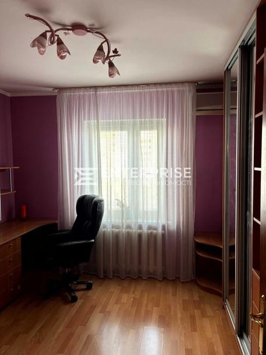 For sale 3-room apartment with renovation near Poznyaki metro station, Dragomanova street