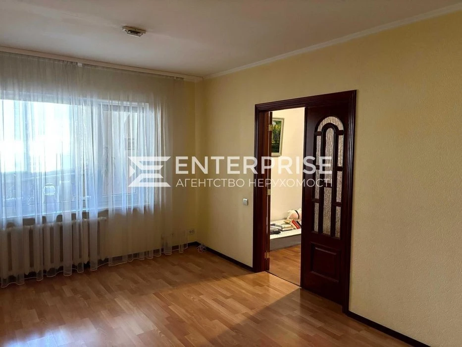 For sale 3-room apartment with renovation near Poznyaki metro station, Dragomanova street
