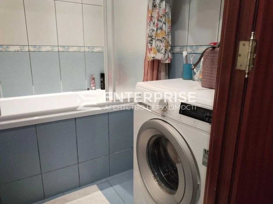 For sale 3-room apartment with renovation near Poznyaki metro station, Dragomanova street